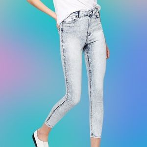NWT👖MONKI oki high waisted cropped skinny jeans in acid wash. SIZE 26